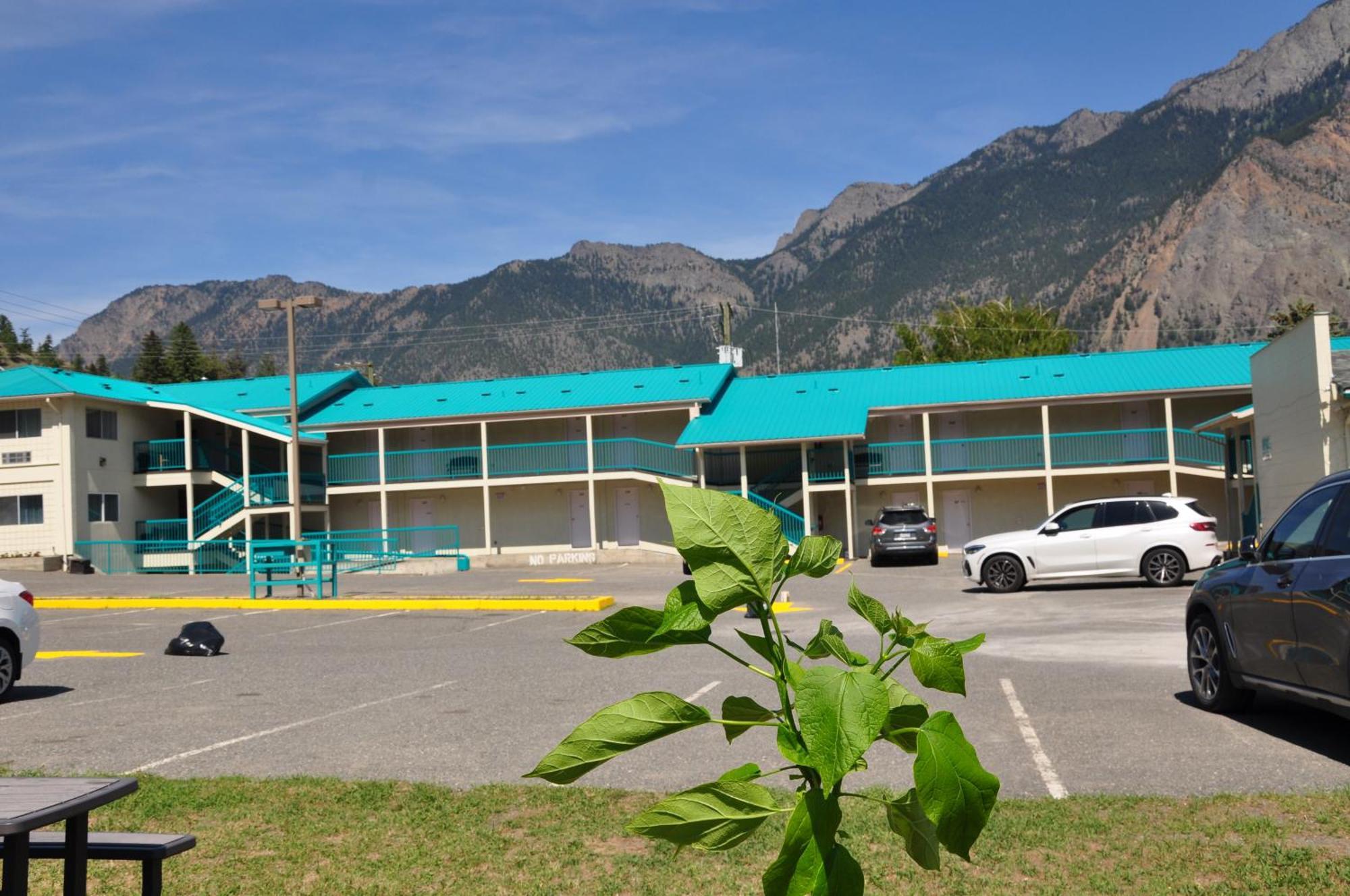 Canadas Best Value Inn Mile-0-Motel Lillooet Exteriör bild